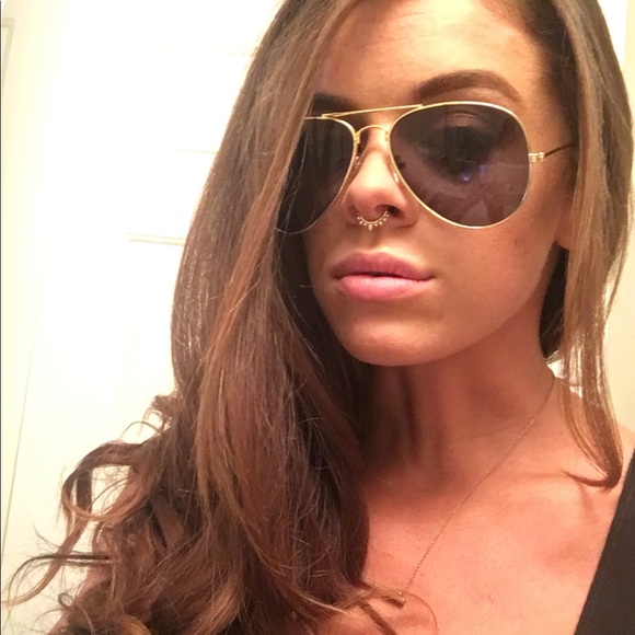 Meet your Posher, Alexia - Picture 1 of 2